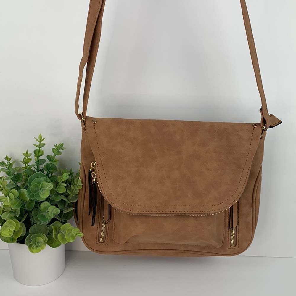 Unbranded Crossbody tan bag with multiple zipper compartments expandable bottom